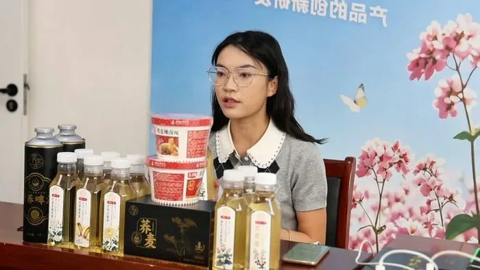 定边县扶贫产业发展有限公司整合荞麦深加工、非遗剪纸、纸箱包装、轻工制造及新能源充电桩等多元产业,形成全链条协同发展格局。