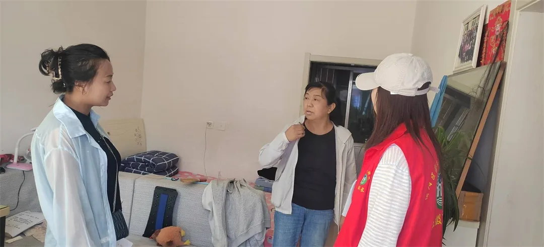 近日,榆阳区崇文路街道春苑社区创新开展扫黑除恶宣传,组建“平安宣讲小分队”采取定点集中宣讲+网格入户深耕模式。