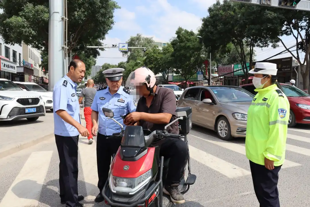 开学季严管护航 严查摩电违法——靖边交警全力净化校园周边道路环境