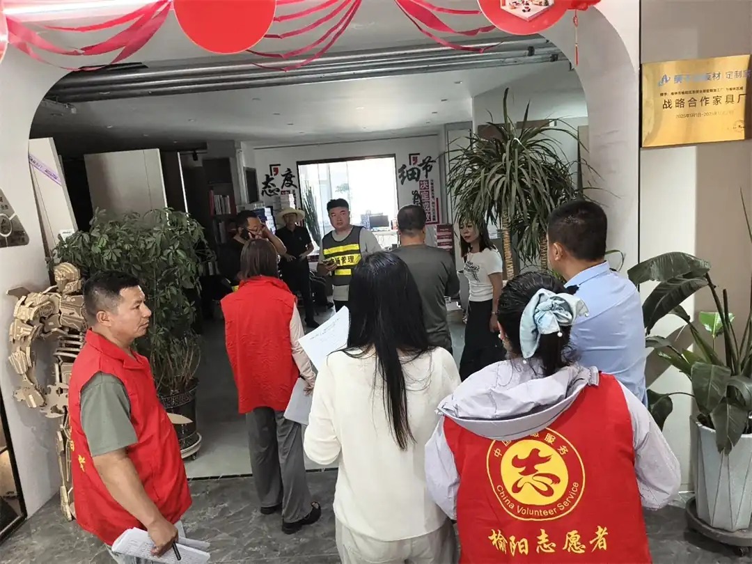 近日,榆阳区鼓楼街道环城北路社区联合公安、消防、市场监管等部门深入城北建材市场开展安全生产专项排查