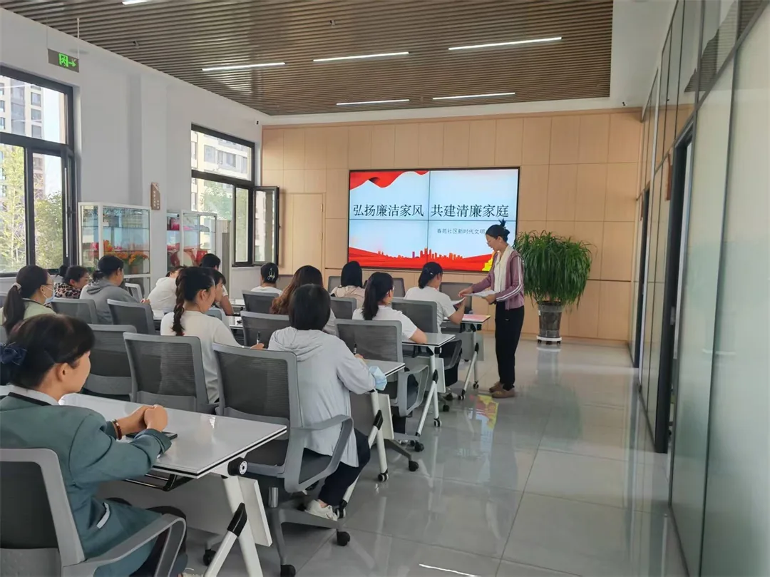 现场向参与居民发放清廉家庭倡议书,签订《家庭助廉承诺书》