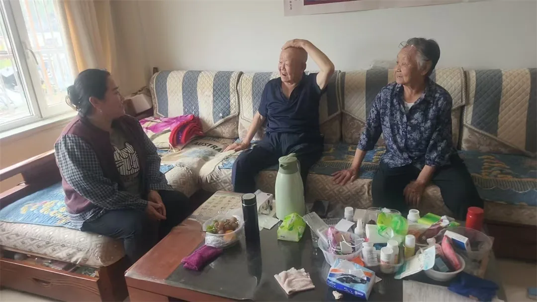 自今年4月起,榆阳区崇文路街道葡萄园社区常态化开展暖心助老行动,工作人员长期免费为辖区老年夫妇送餐。