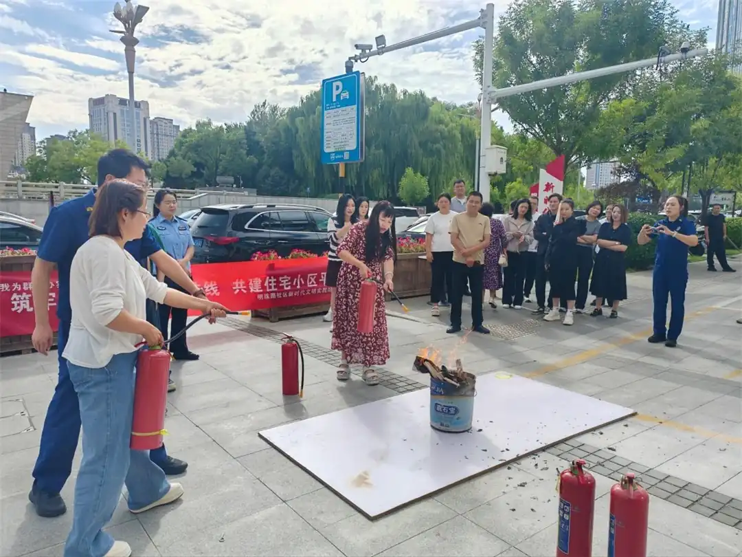 近日,榆阳区明珠路街道明珠路社区联动物业及居民骨干,组织