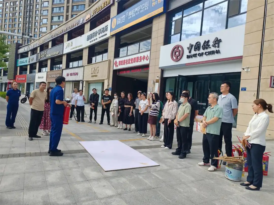 近日,榆阳区明珠路街道明珠路社区联动物业及居民骨干,组织