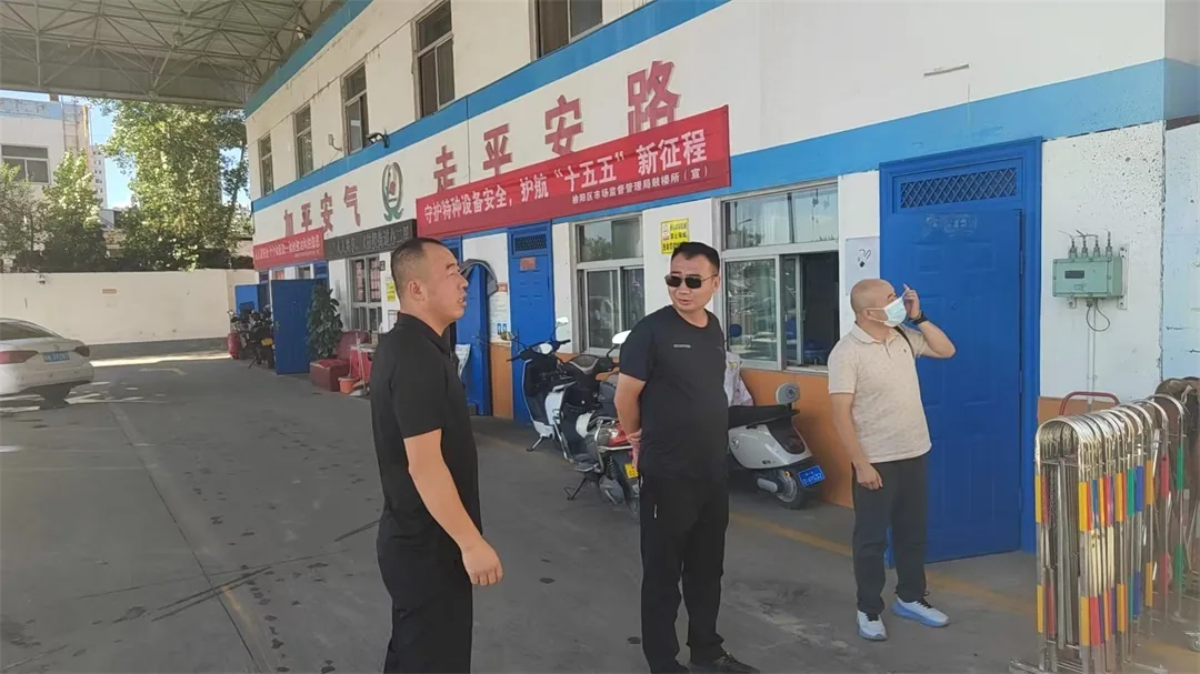近期,榆阳区鼓楼街道二里半社区对辖区8个居民小区、加油站、加气站及176户九小场所开展安全大检查