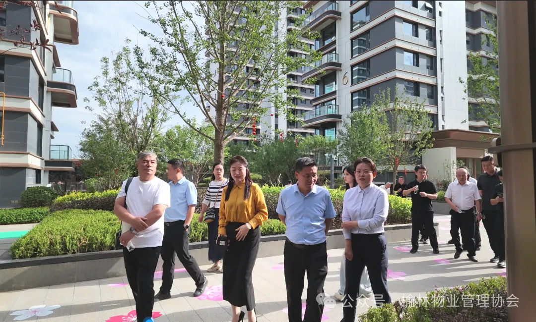 在榆林万家物业服务有限公司管理服务的上和里小区项目,观摩学习新产品、新服务以及完善的配套服务特色经验。