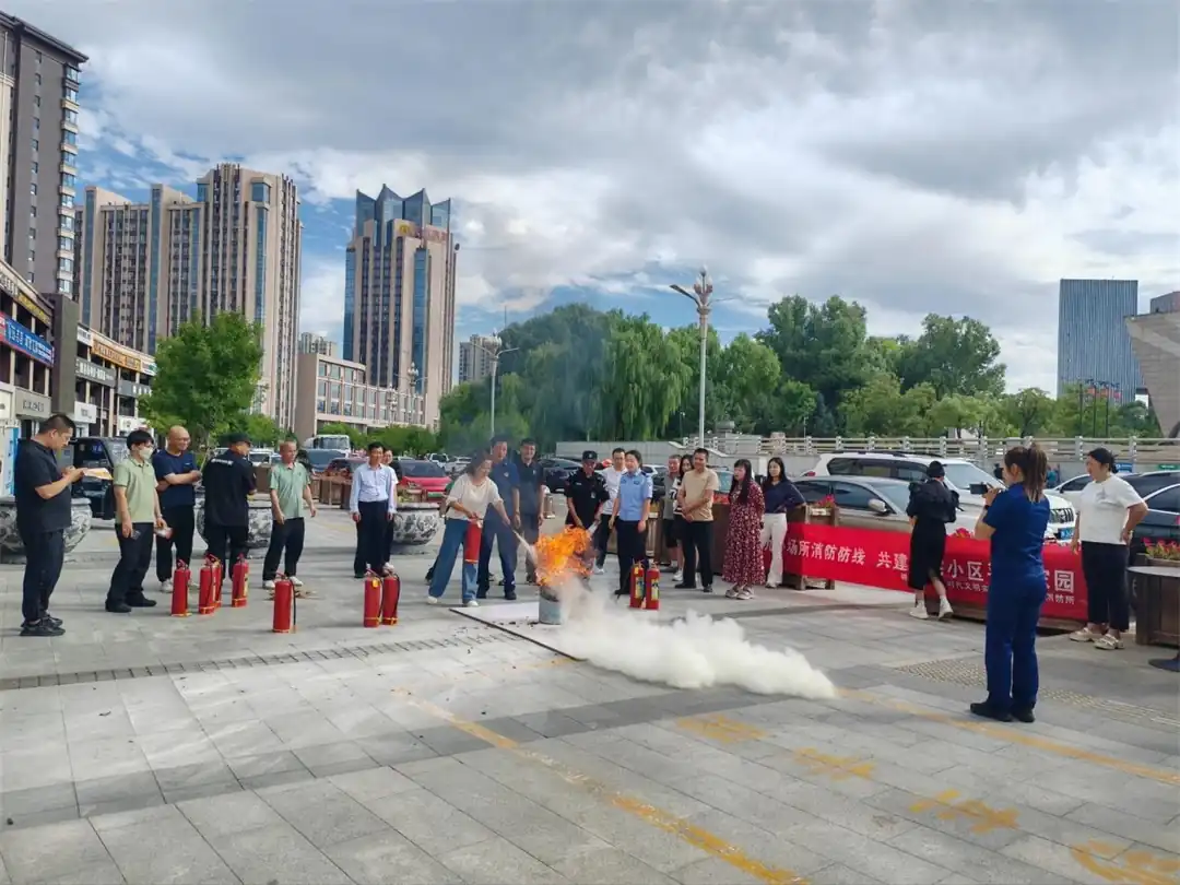 近日,榆阳区明珠路街道明珠路社区联动物业及居民骨干,组织