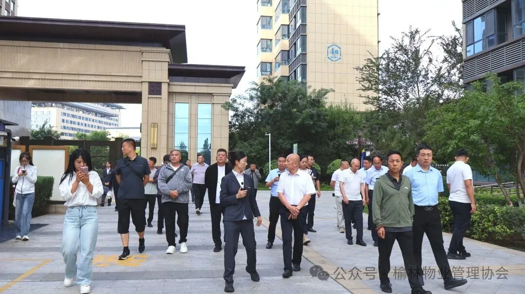 在榆林市万邦物业管理有限公司管理服务的盛景蘭亭小区项目,观摩学习美好家园打造、五彩党日和联建共建特色经验。