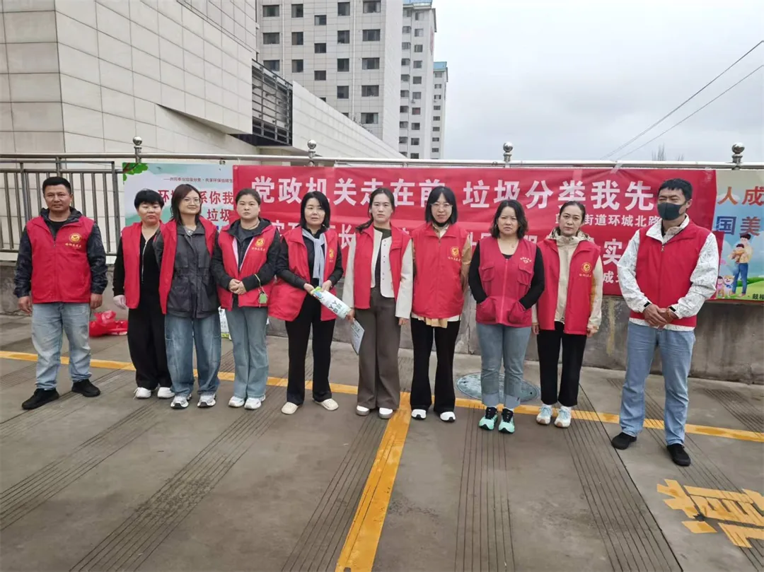 近日，榆阳区鼓楼街道环城北路社区组织志愿者走进金桥花园小区，开展