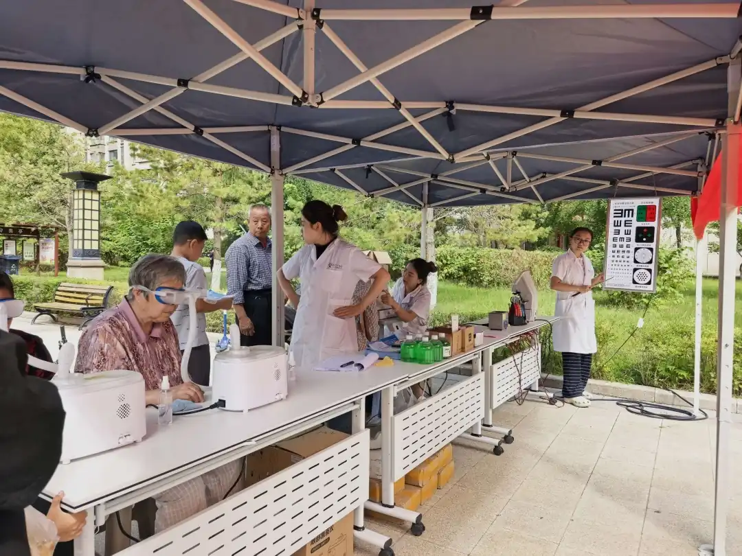 近日,榆阳区明珠路街道建业路社区联合小天眼视光中心,面向奥林城、中央公园一期、二期居民开展公益眼科义诊