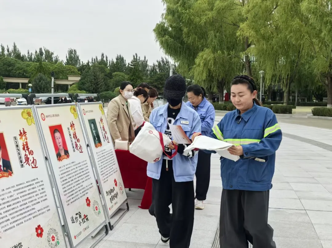 9月8日，榆林市见义勇为基金会在火车站广场开展
