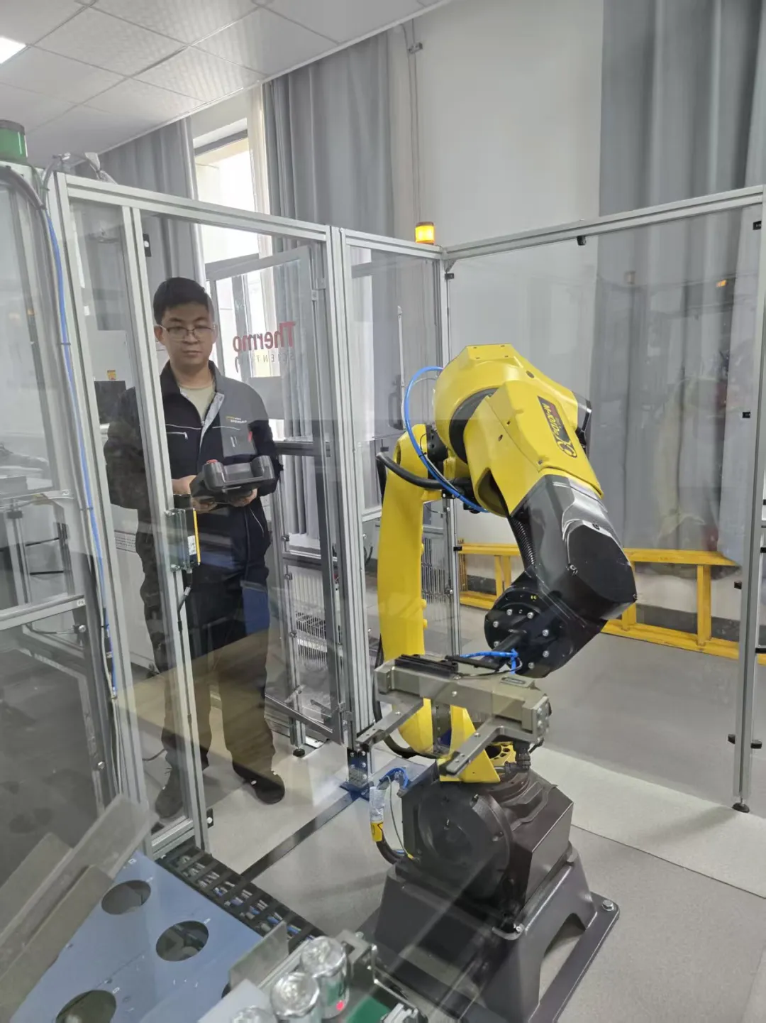 近日,榆林新材料集团质检计量中心投运直读光谱仪自动化分析系统,集机械臂转运、精密铣削、机器视觉等为一体,实现检测全流程自动化。