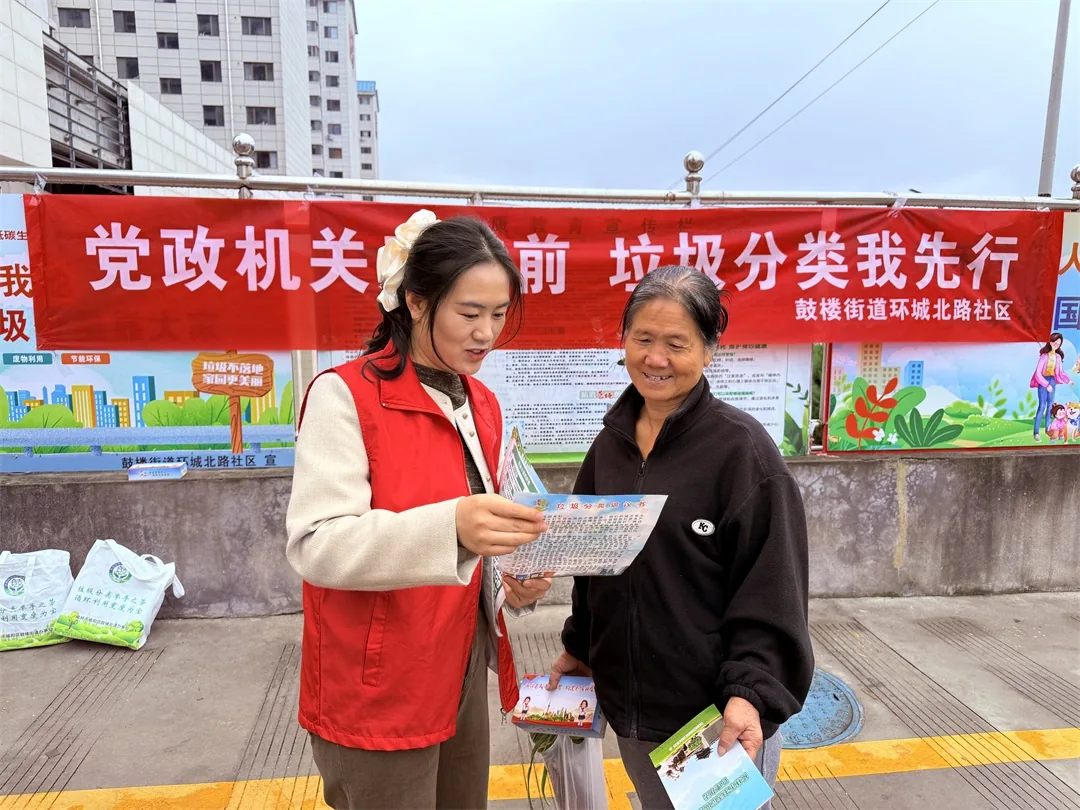 通过发放手册、面对面讲解等方式普及分类知识，纠正投放误区。