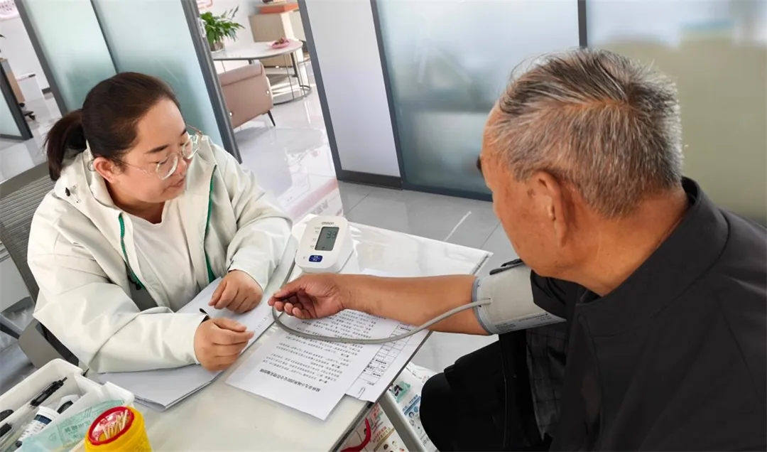 副主任医师罗志强为老人测血糖血压