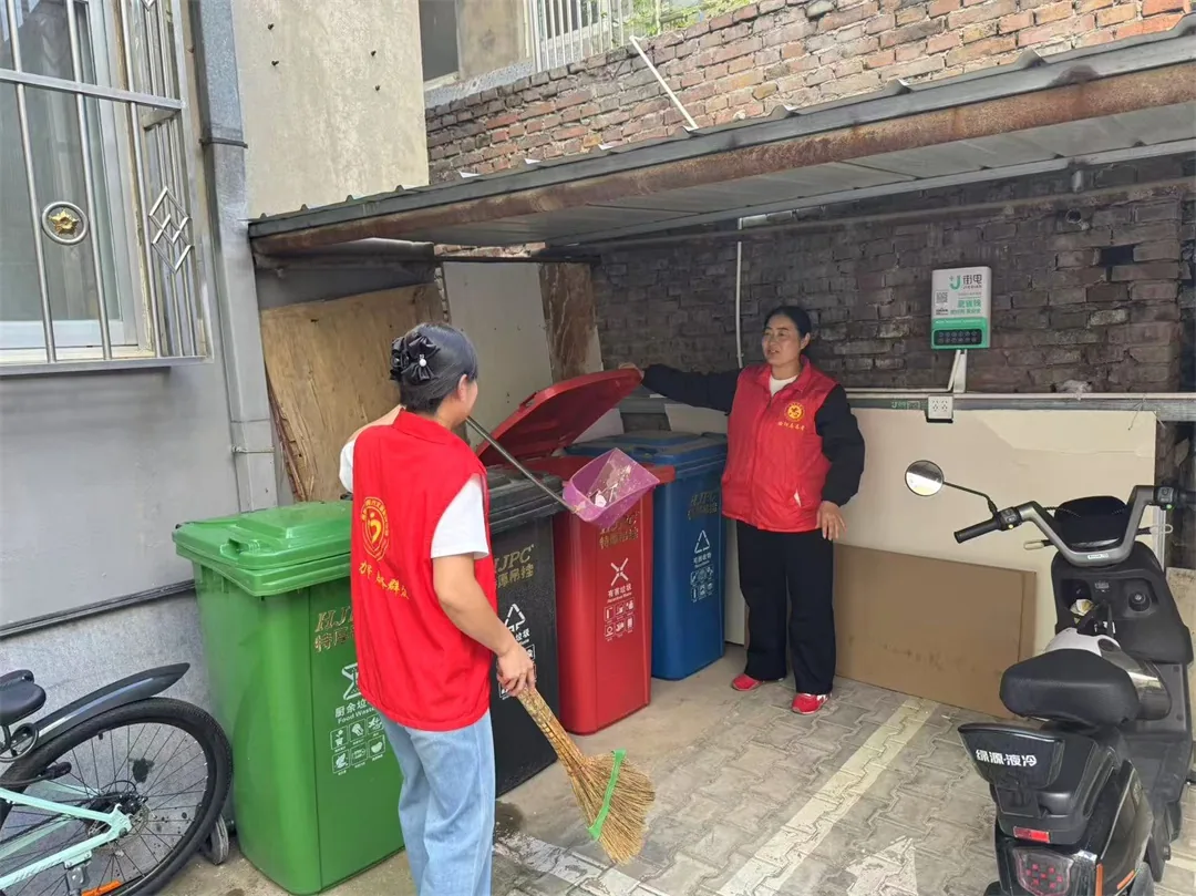 近日,榆阳区鼓楼街道红文昌楼社区组织网格员、“五级五长”集中整治老旧小区环境,清理楼道杂物及卫生死角,同步入户宣传垃圾分类、文明居住知识。