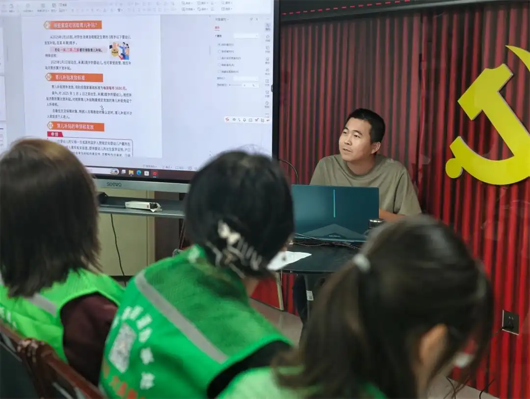 9月11日,榆阳区明珠路街道明珠路社区由书记李彬主讲,组织“五级五长”开展业务培训