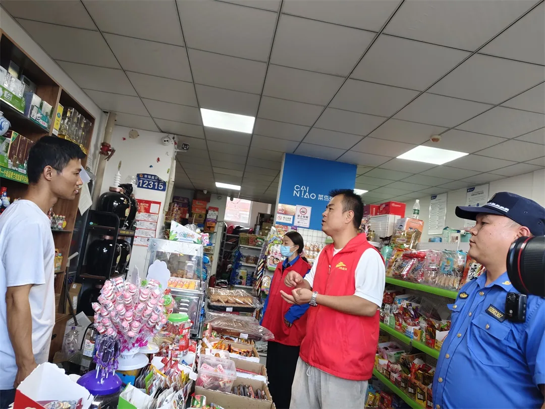 联合城管、消防等单位开展实地排查,紧盯餐饮后厨、彩钢板房等风险点,现场督办整改