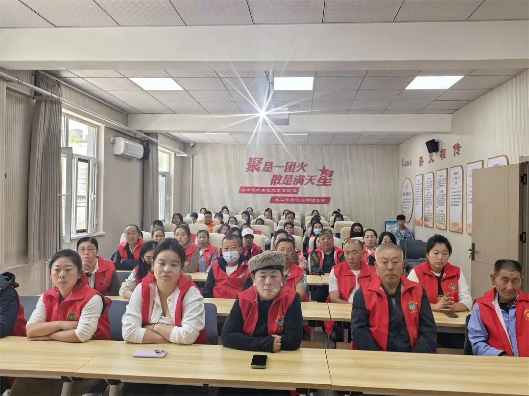 近日,榆阳区崇文路街道葡萄园社区召开“五级五长”第三季度工作部署会
