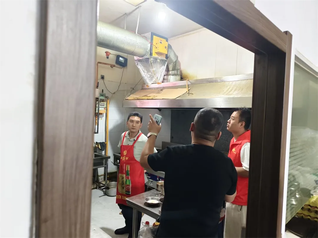 联合城管、消防等单位开展实地排查,紧盯餐饮后厨、彩钢板房等风险点,现场督办整改