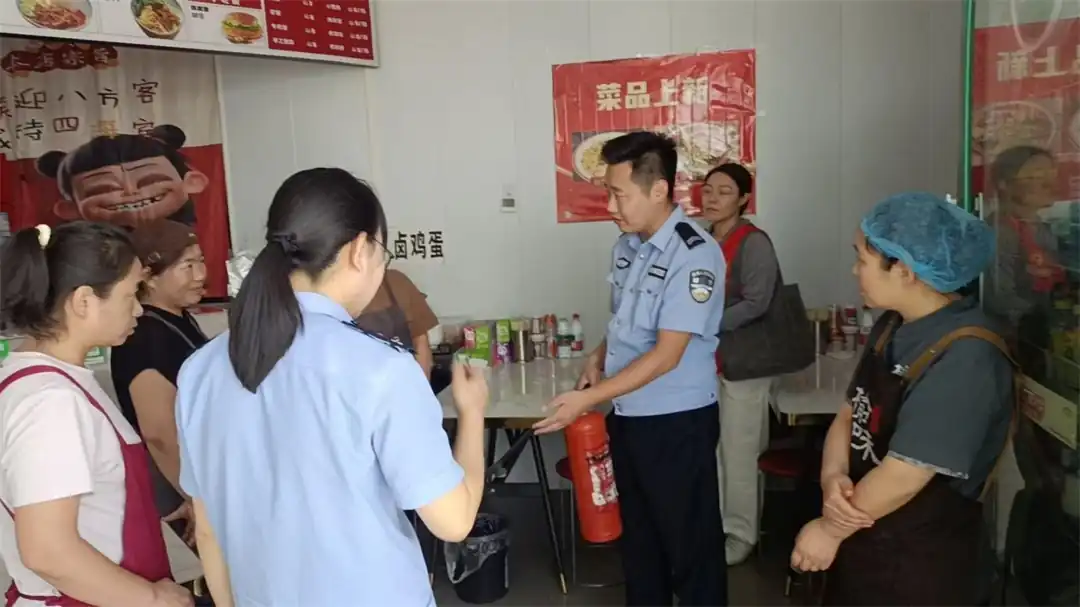近日,榆阳区鼓楼街道环城北路社区联合多部门开展安全排查专项行动