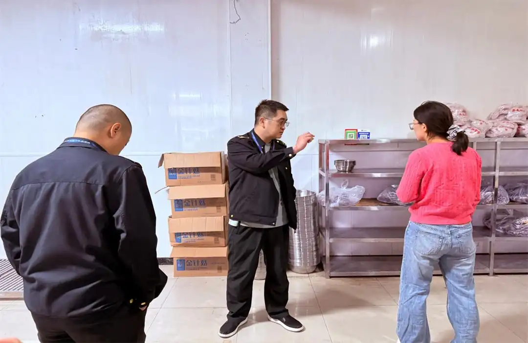 近日,榆阳区鼓楼街道环城北路社区联合多部门开展安全排查专项行动