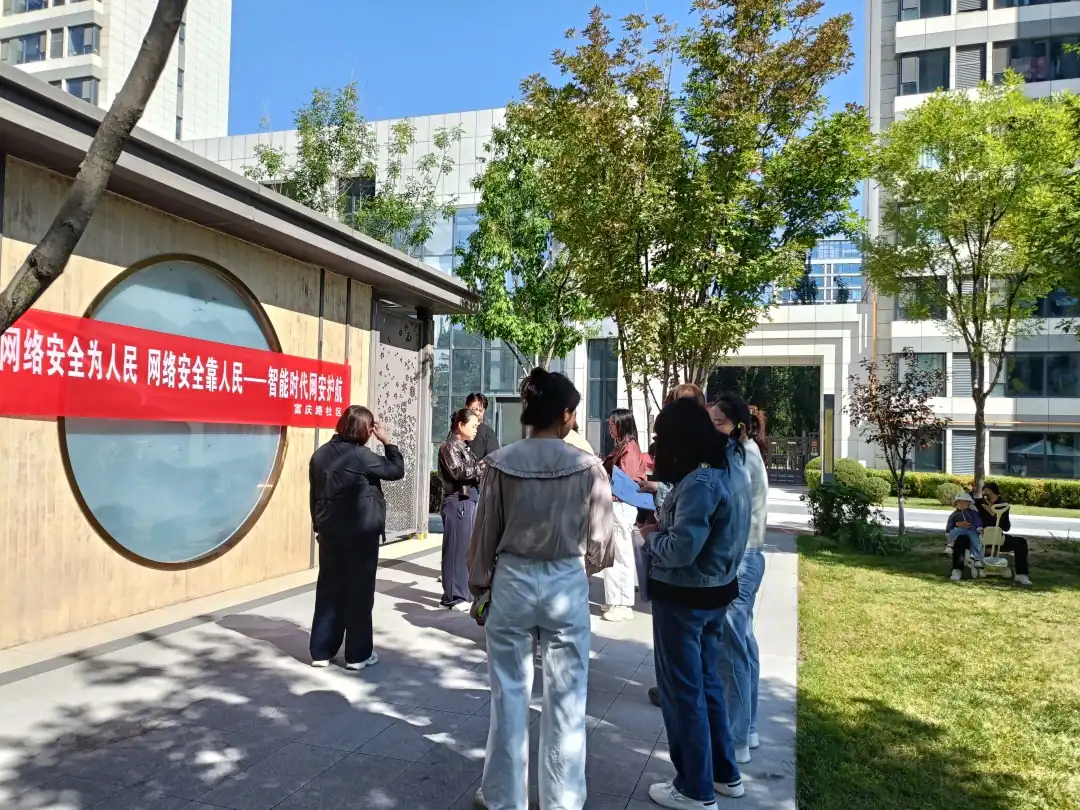 近日,榆阳区崇文路街道富庆路社区开展安全宣传活动