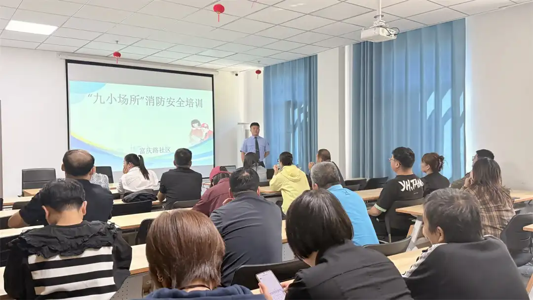 近日,榆阳区崇文路街道富庆路社区开展安全宣传活动