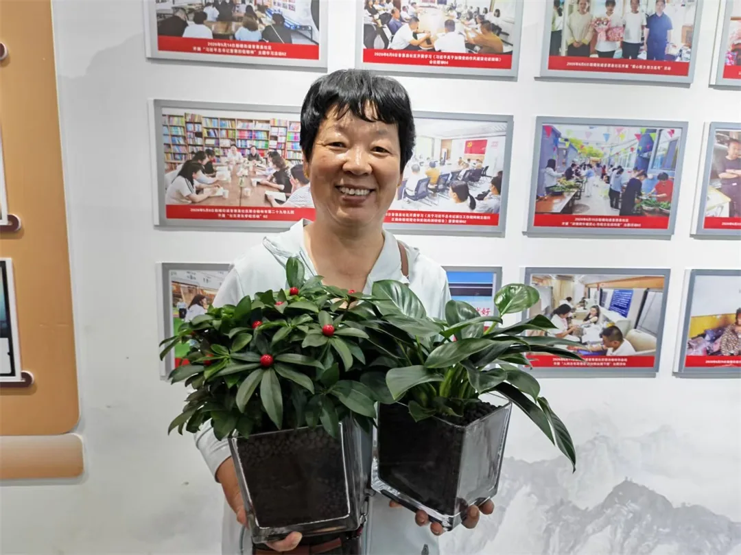 近日,榆阳区鼓楼街道普惠泉社区举行“干净院落、干净小区、干净人家”评选表彰大会。