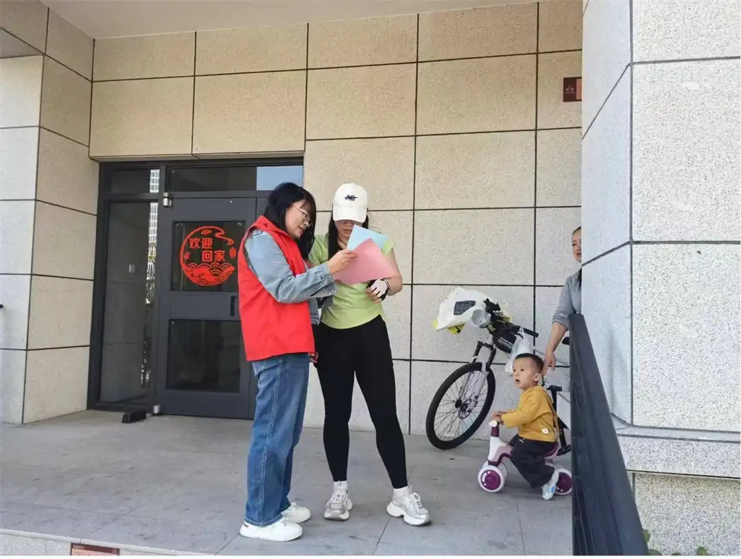近日,榆阳区崇文路街道富庆路社区开展安全宣传活动