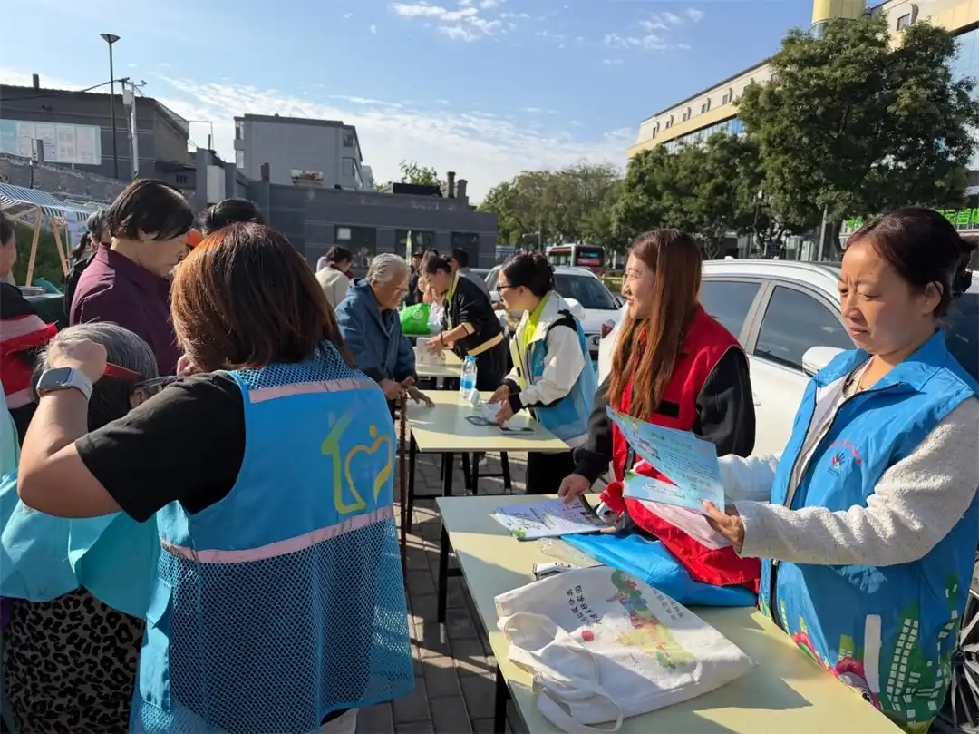 党政机关走在前 垃圾分类我先行——鼓楼街道鸳鸯湖社区开展垃圾分类宣传活动