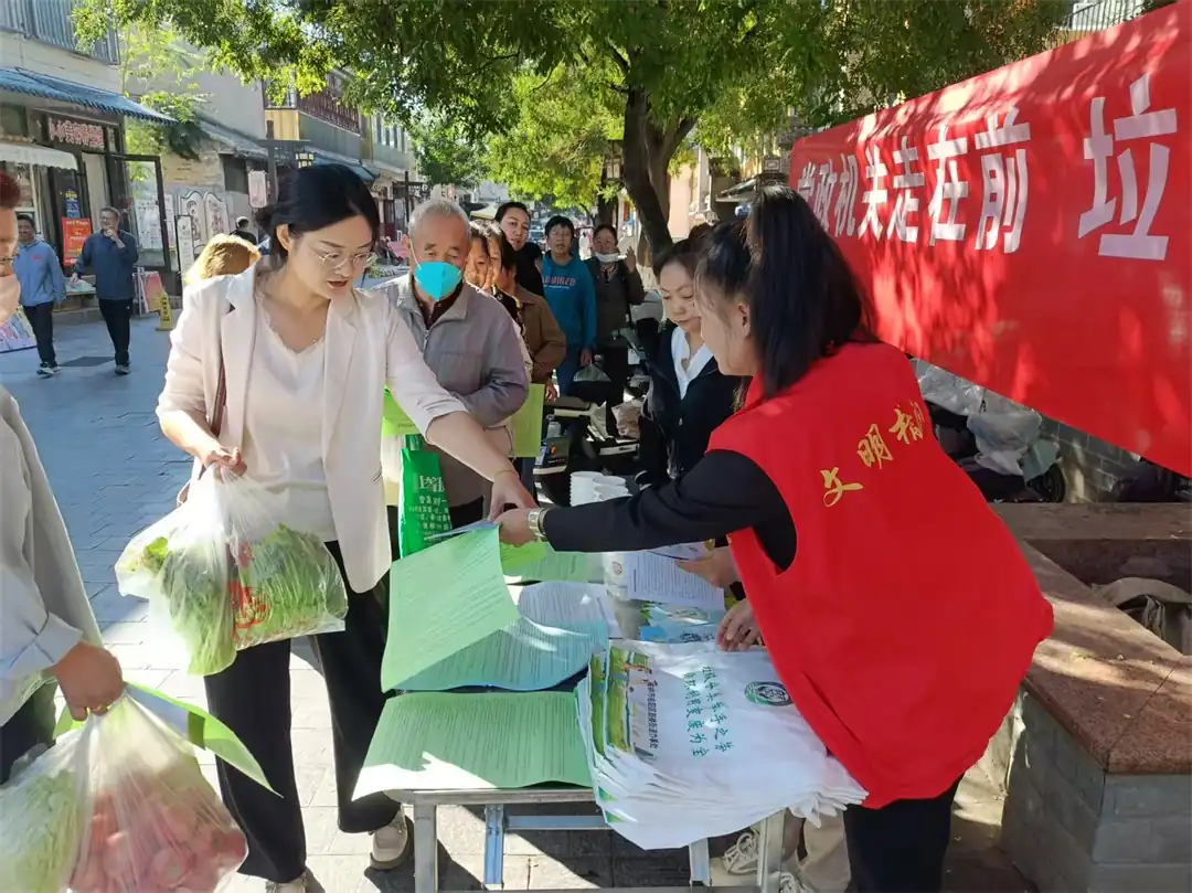 近日,榆阳区鼓楼街道普惠泉社区开展“党政机关走在前 垃圾分类我先行”主题宣传活动。