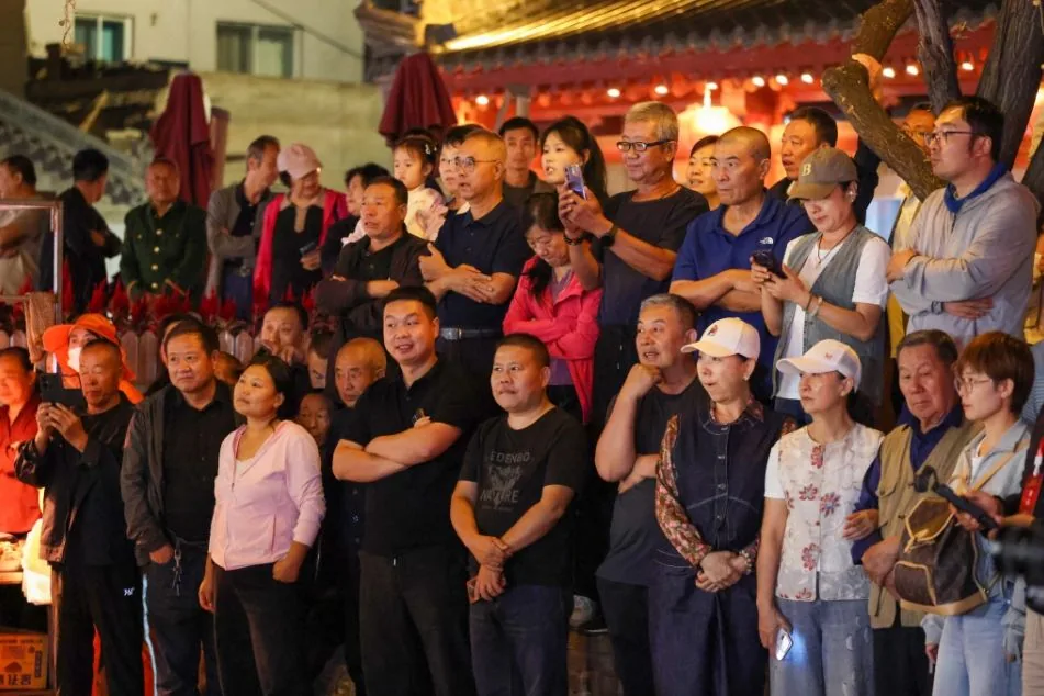 9月14日晚，第十五届中国民间艺术节“繁花遍街巷”快闪展演在榆林古城大街上演。