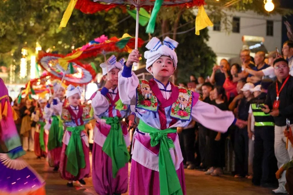 9月14日晚，第十五届中国民间艺术节“繁花遍街巷”快闪展演在榆林古城大街上演。