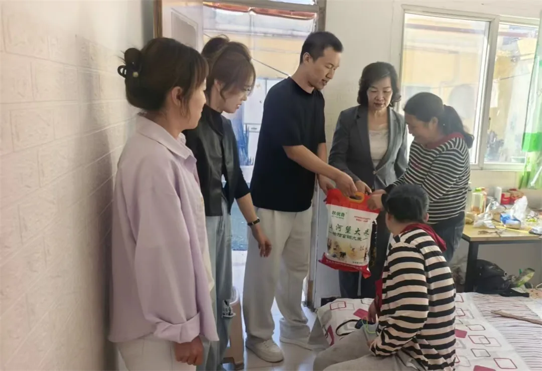 随后走访慰问困难群众,送物资、听心声,切实听民声解民忧。