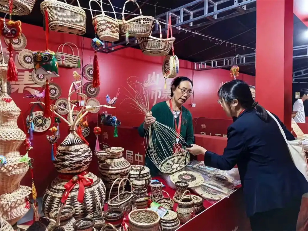 9月14日傍晚,“山花市集——榆林非遗赶大集”在世纪广场鸣锣开市,持续至21日。