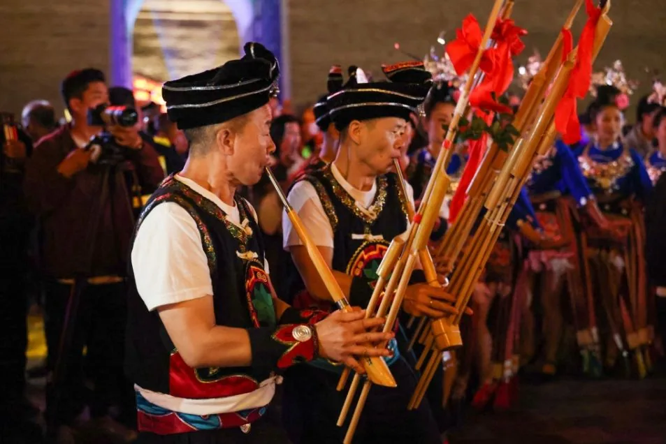 9月14日晚，第十五届中国民间艺术节“繁花遍街巷”快闪展演在榆林古城大街上演。