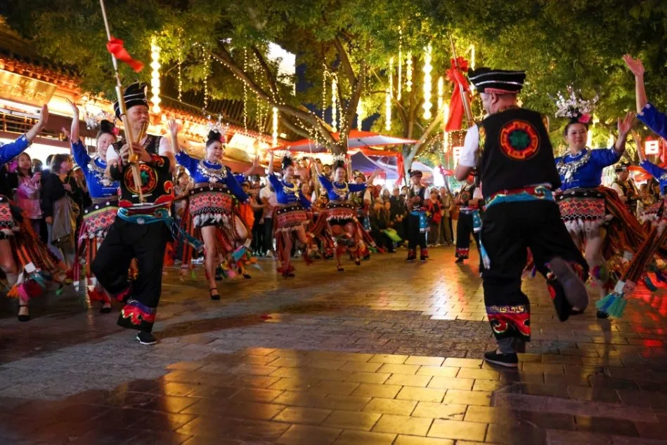 9月14日晚，第十五届中国民间艺术节“繁花遍街巷”快闪展演在榆林古城大街上演。