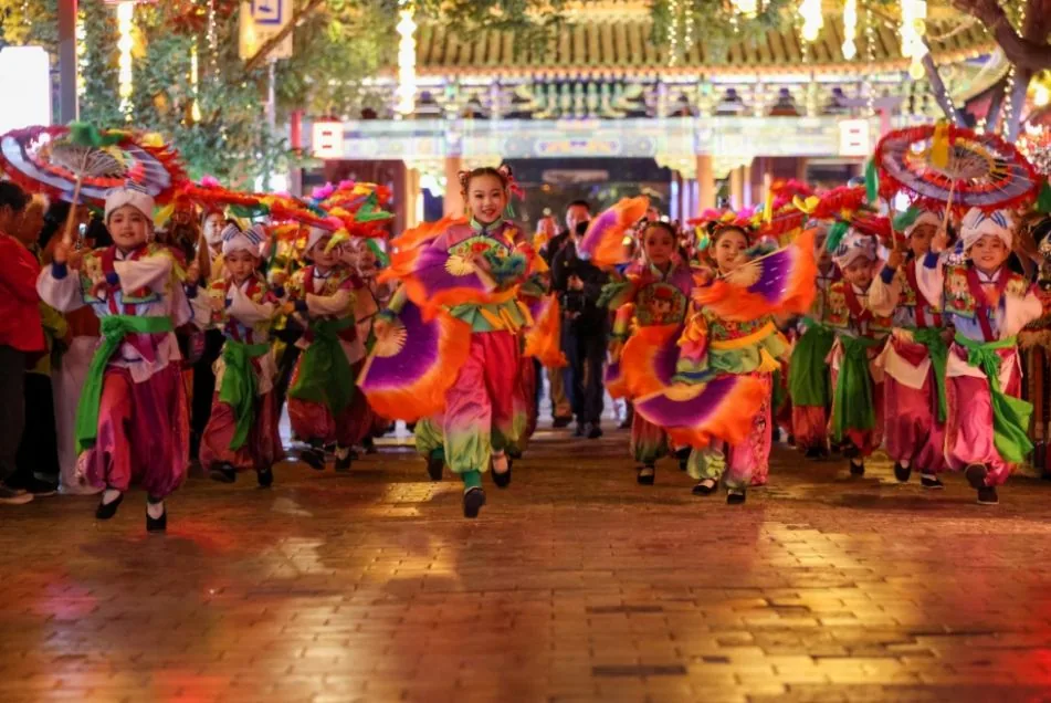 9月14日晚，第十五届中国民间艺术节“繁花遍街巷”快闪展演在榆林古城大街上演。