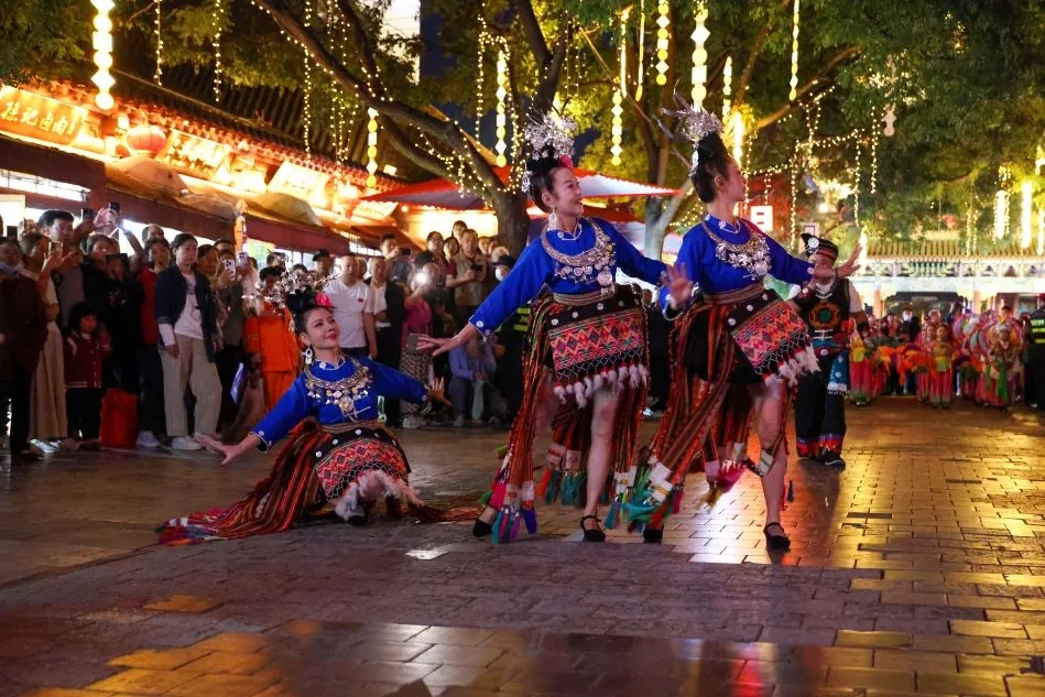 9月14日晚，第十五届中国民间艺术节“繁花遍街巷”快闪展演在榆林古城大街上演。