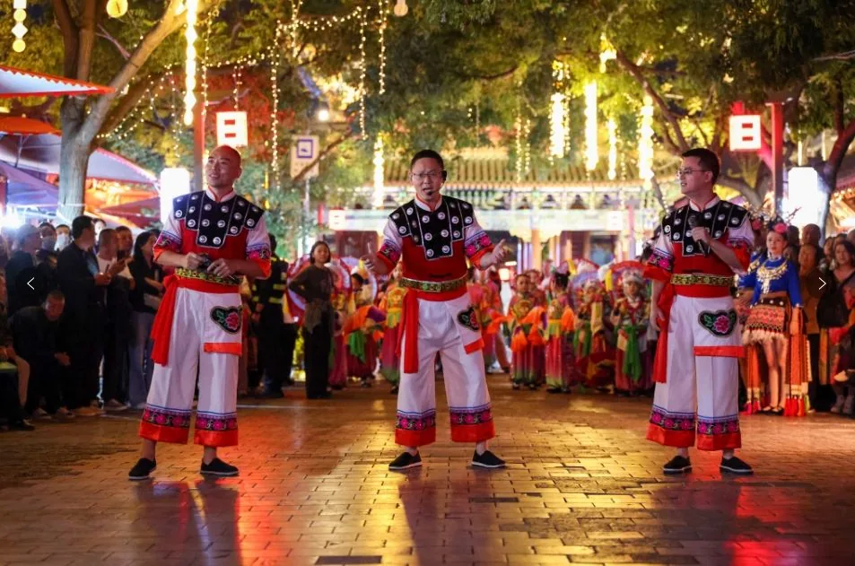 9月14日晚，第十五届中国民间艺术节“繁花遍街巷”快闪展演在榆林古城大街上演。