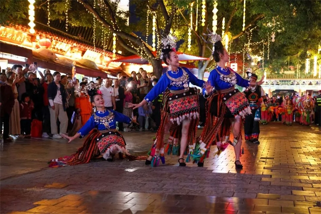 繁花遍街巷！一场快闪，让民间艺术“闯”进榆林古城大街