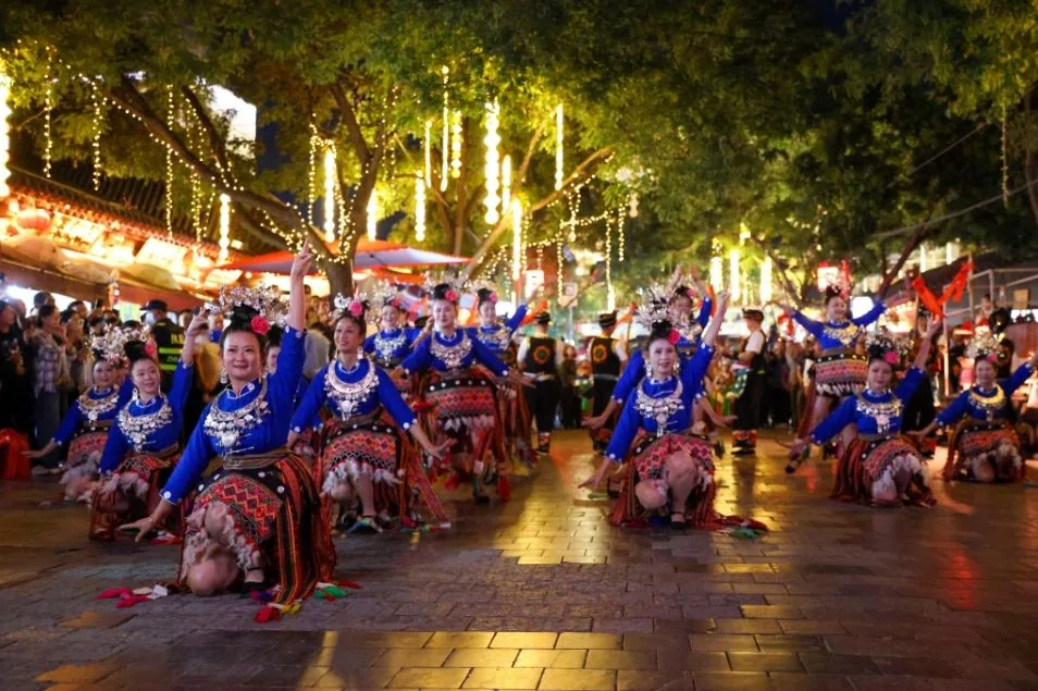 9月14日晚，第十五届中国民间艺术节“繁花遍街巷”快闪展演在榆林古城大街上演。