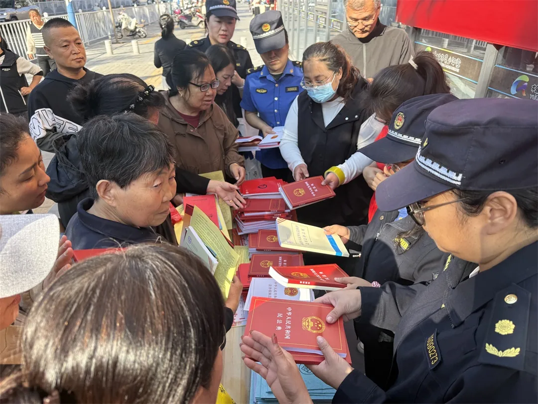 近日,榆阳区鼓楼街道城隍庙滩社区联合榆阳区法律援助中心开展法治宣传进社区活动