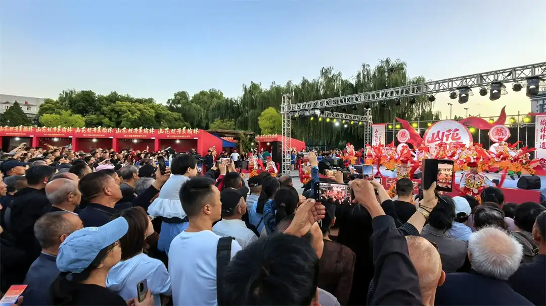 9月14日傍晚,“山花市集——榆林非遗赶大集”在世纪广场鸣锣开市,持续至21日。
