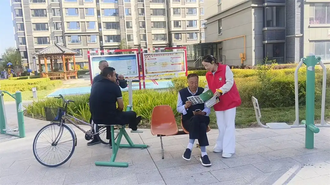 9月15日,榆阳区崇文路街道富庆路社区组织志愿者、网格员及“五级五长”深入沿街商铺,开展野生动物保护暨爱鸟护鸟入户宣传