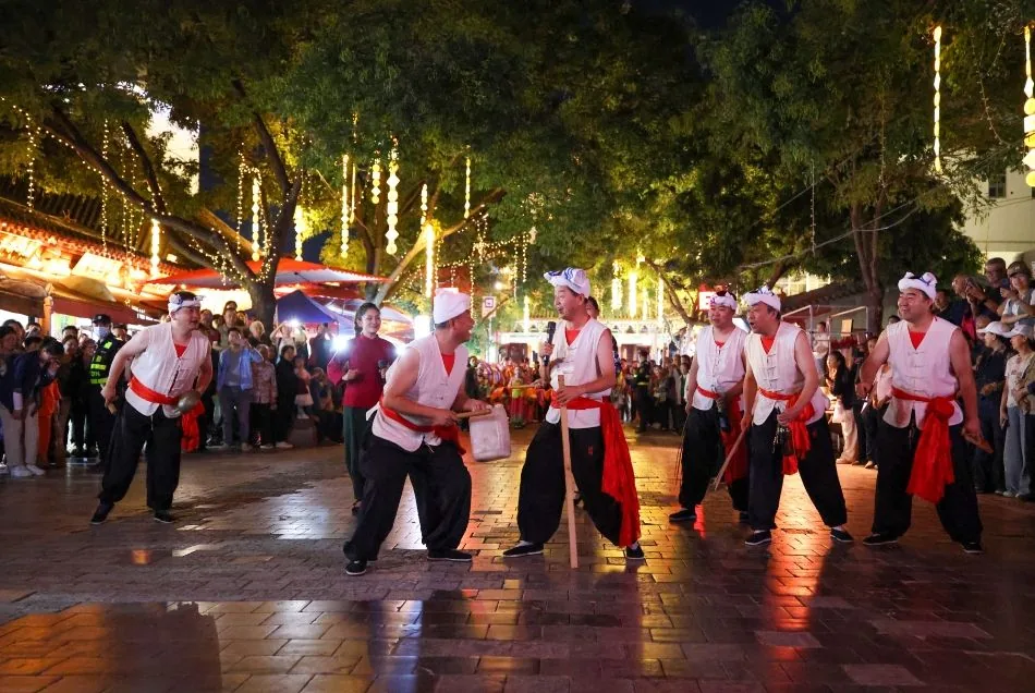 9月14日晚，第十五届中国民间艺术节“繁花遍街巷”快闪展演在榆林古城大街上演。