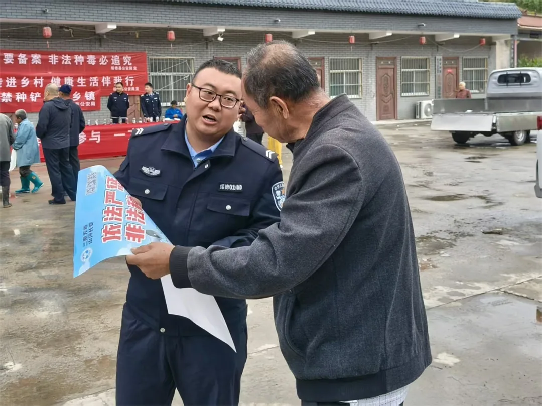 近日,榆林市公安局禁毒支队联合绥德县禁毒办,组织多部门深入薛家河、义合等镇,创新开展陕北说书禁毒巡回宣传。