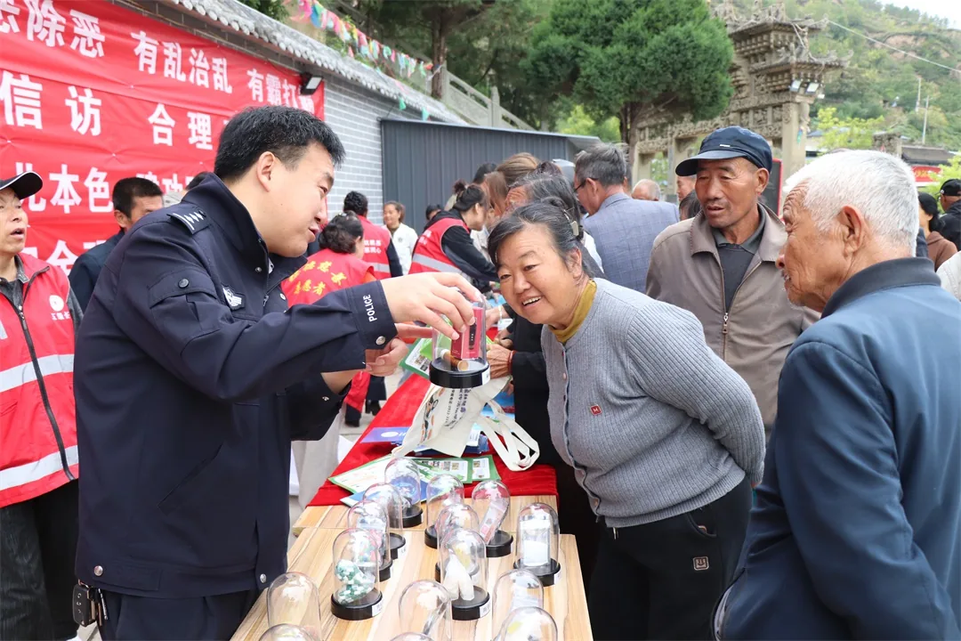 近日,榆林市公安局禁毒支队联合绥德县禁毒办,组织多部门深入薛家河、义合等镇,创新开展陕北说书禁毒巡回宣传。