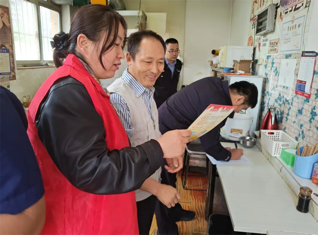工作人员向餐饮店经营者科普燃气使用过程中注意事项