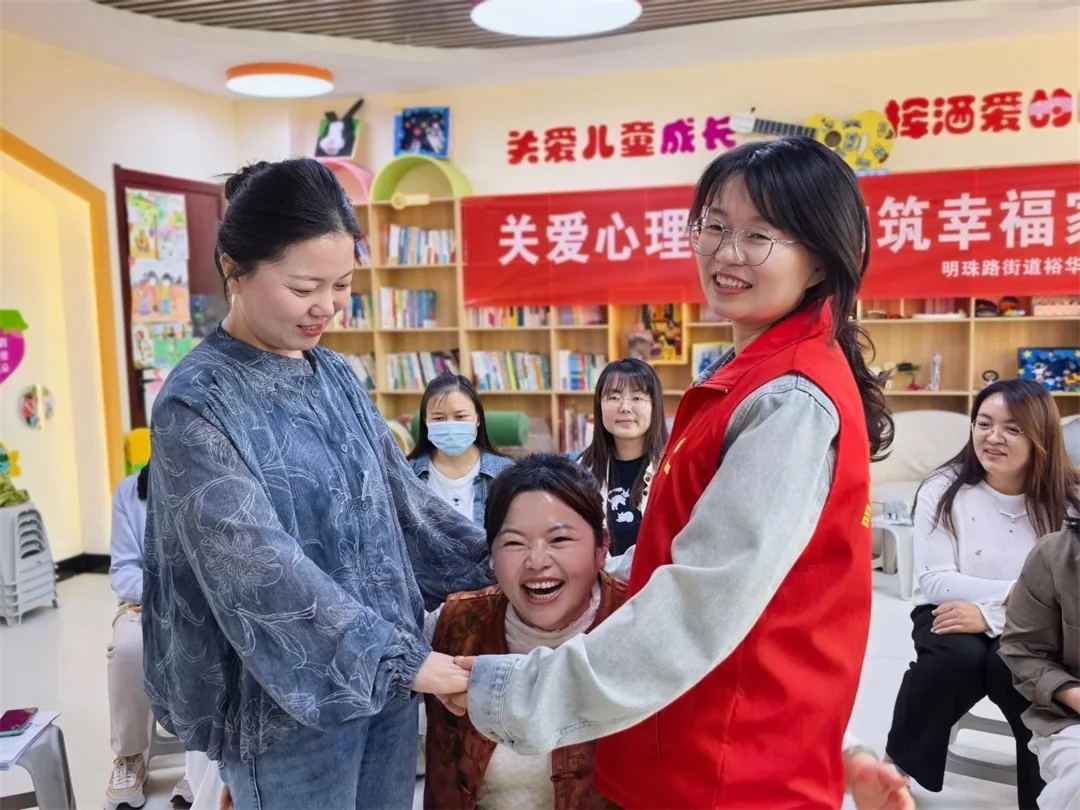 9月15日,榆阳区明珠路街道裕华路社区举办“做新时代智慧家长”家庭教育讲座